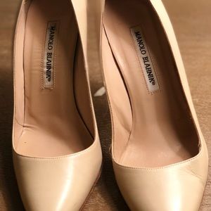 Women’s size 37.5 Manolo Blahnik cream pumps